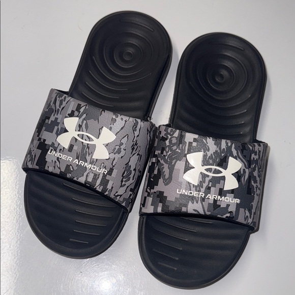 Under Armour Kids Camo Black Slide Sandals boys youth size 5 - Picture 1 of 4